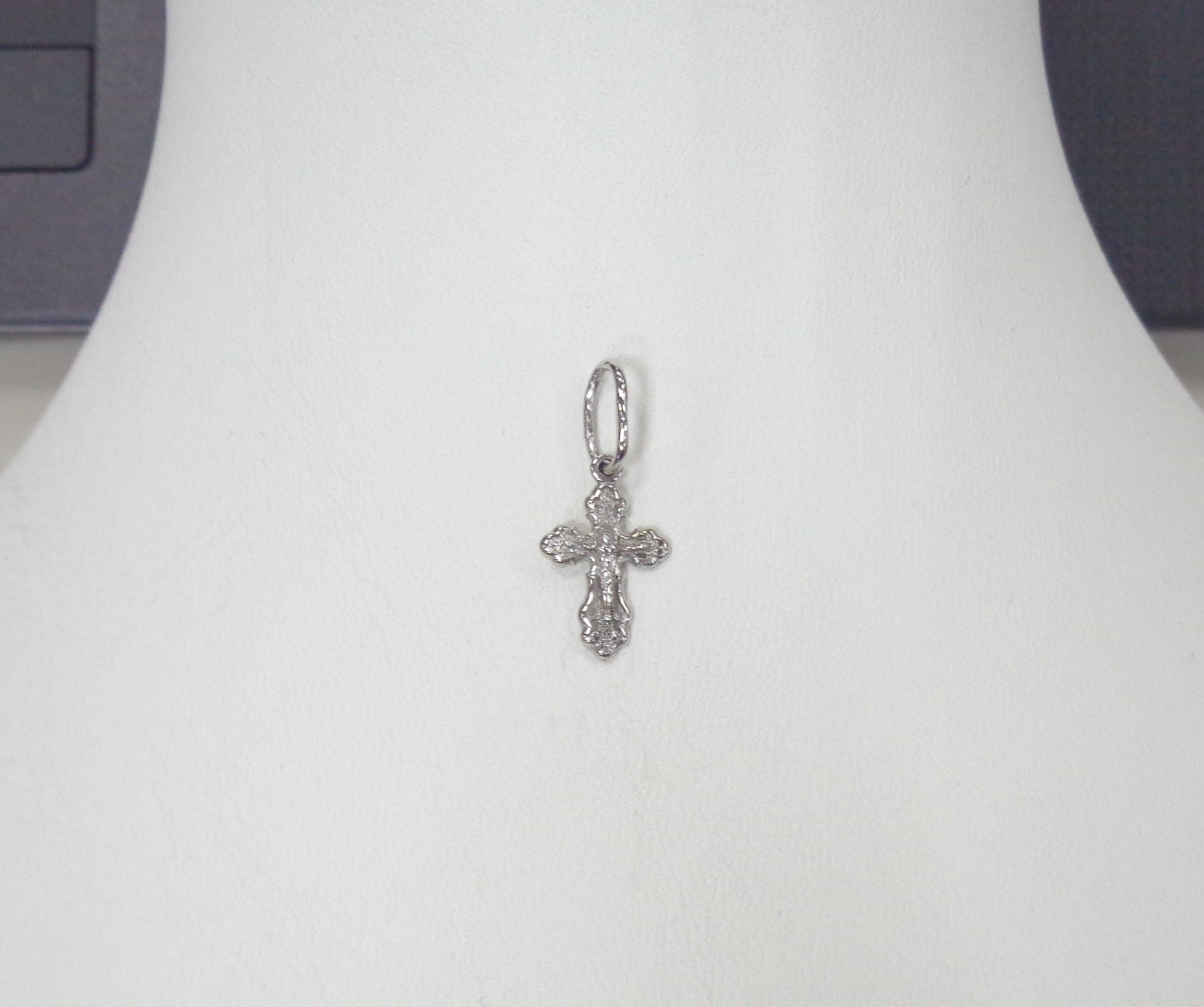 Подвеска-крест из белого золота